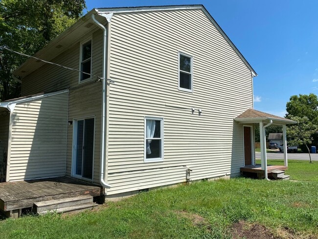 Building Photo - Charming 2-Bedroom Duplex in the Heart of ...