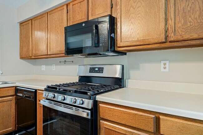 Building Photo - 6017 Treetop Ct