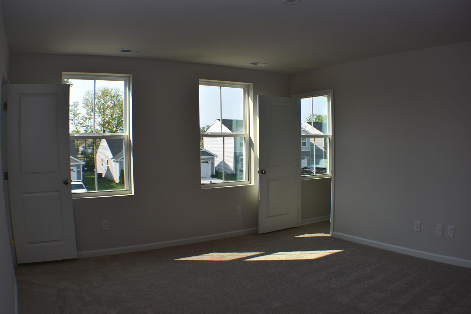 Building Photo - 9755 Oakgrove Dr