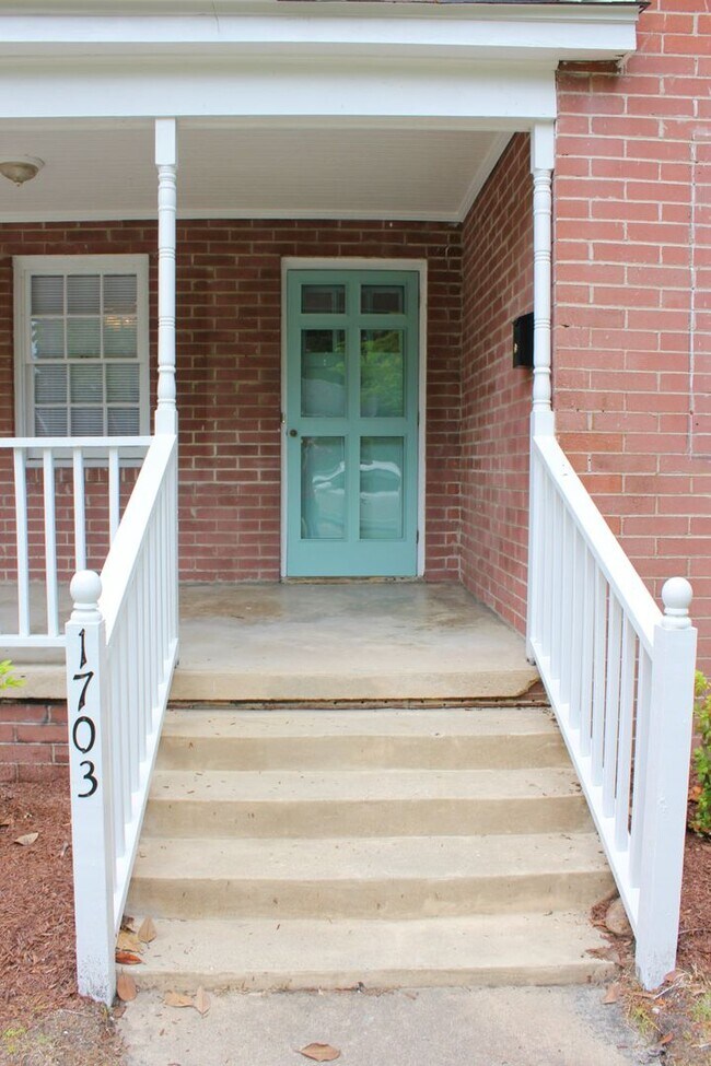 Building Photo - 3 Bedrooms 2 Full Bathrooms (one block fro...