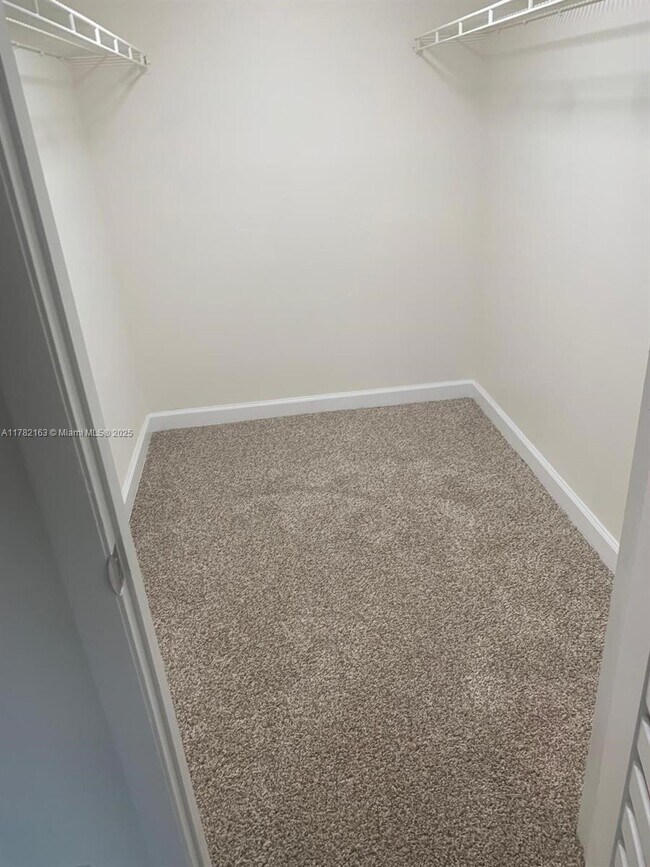 Building Photo - 8735 Ramblewood Dr
