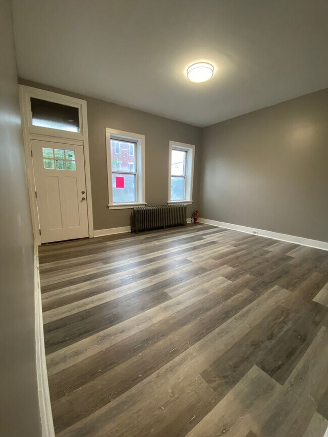 Building Photo - Remodeled one bedroom apartment