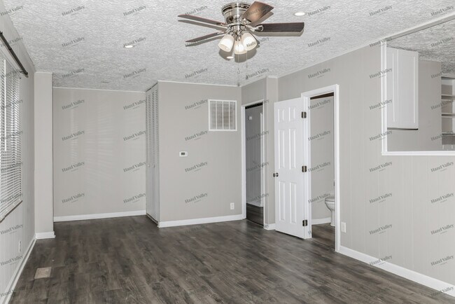 Building Photo - 492 Carol Dr
