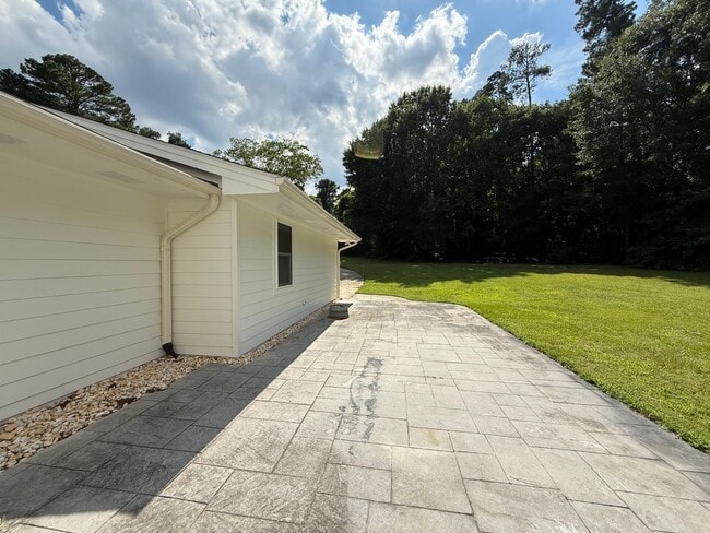 Building Photo - Newly Remodeled Ranch-Style 4BD, 3.5BA Ral...
