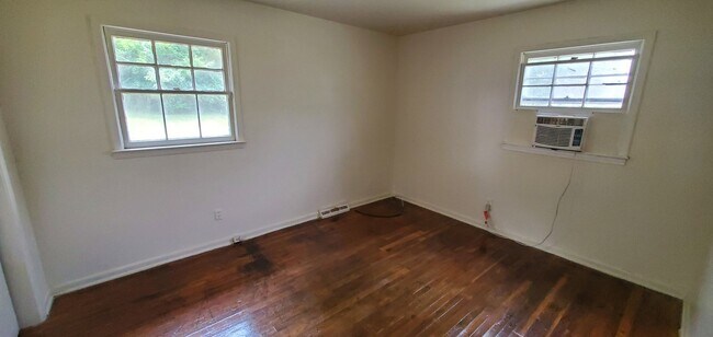 Building Photo - 3 Bedroom 1 Bathroom House