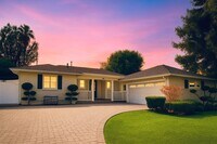 Building Photo - Beautifully updated 3bed/2bath Single-Leve...