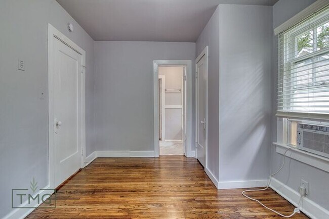 Building Photo - NEWLY REMODELED! Bungalow in the heart of KW!