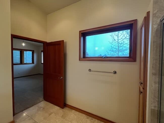 Building Photo - AUGUST RENT FREE with LIMITED SHOWINGS AVAILABLE on July 25th! - Gorgeous Townhome Style Condomin...