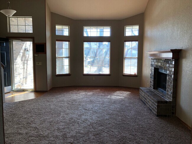 Building Photo - Charming 4 bedroom 2 1/2 bath home!