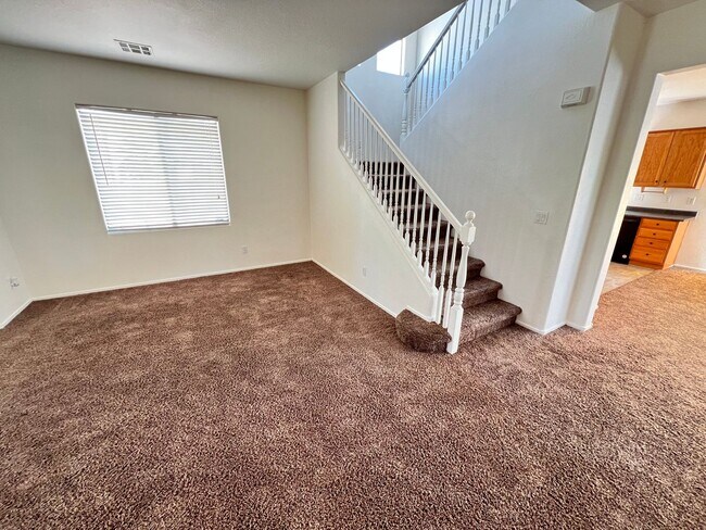 Building Photo - 4 Bedroom home with large lot
