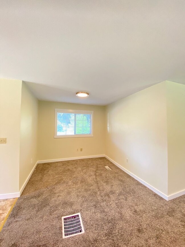 Building Photo - $1,695 - 2 Bed / 1 Bath Spacious House in ...