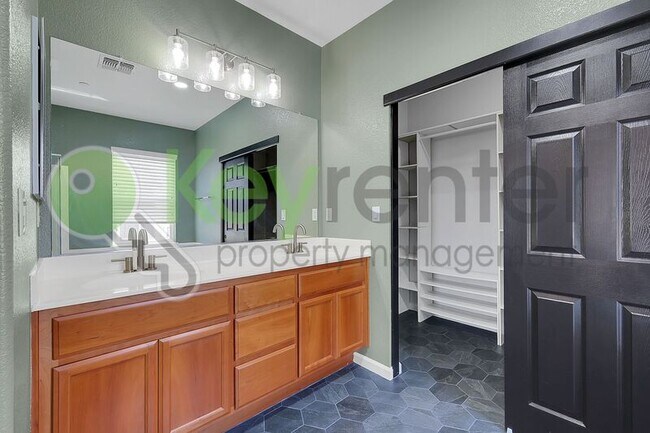 Building Photo - 973 Courtyards Loop