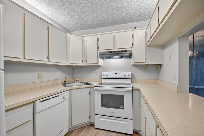 Building Photo - 805 Sky Pine Way