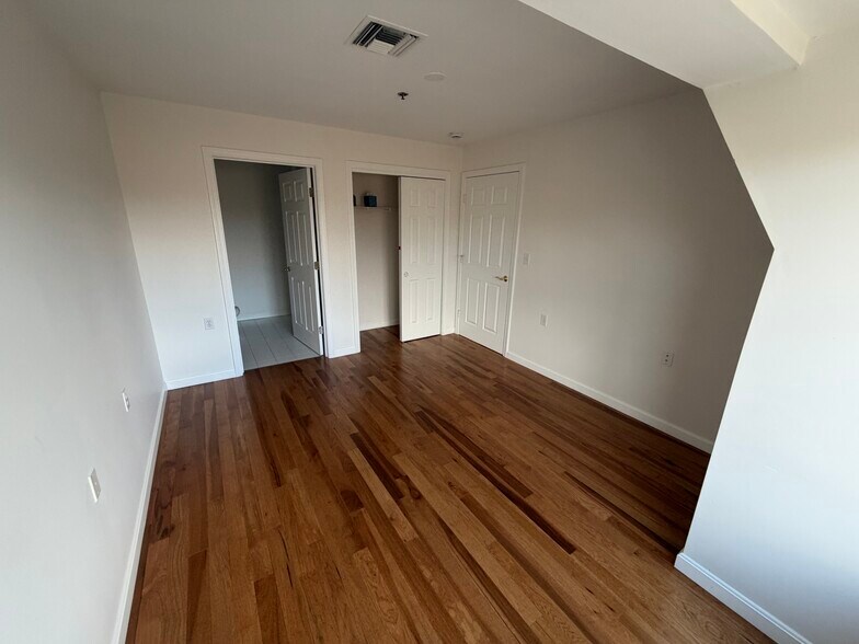 Building Photo - 370 Jamaicaway