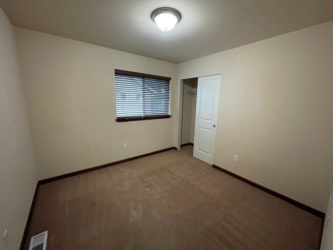 Building Photo - ***PENDING APPLICATION***Gorgeous, Spacious Home Close to Everything!