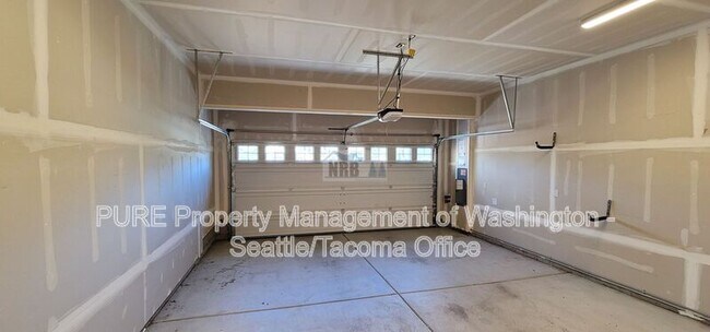 Building Photo - 6925 Honeylocust Ct NE