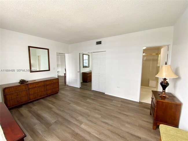 Building Photo - 905 Brickell Bay Dr