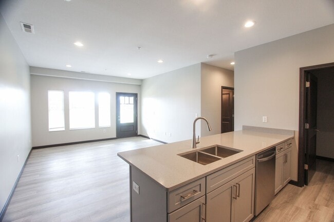Building Photo - New! Beautiful 2 Bed, 2 Bath Apartment in ...