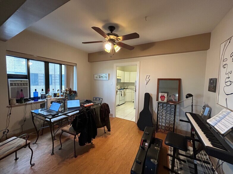 Primary Photo - 5056 N Marine Dr
