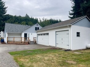 Building Photo - Country living 5 bed w/RV parking and 3 car garage!