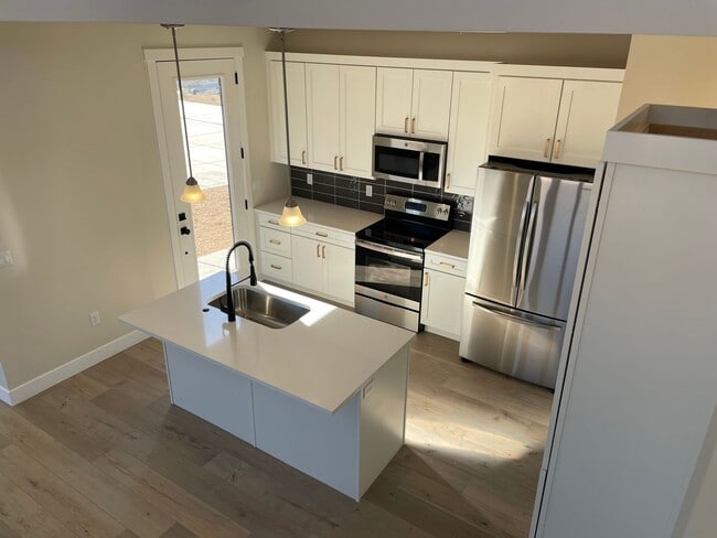 Building Photo - Home in Desert Color!