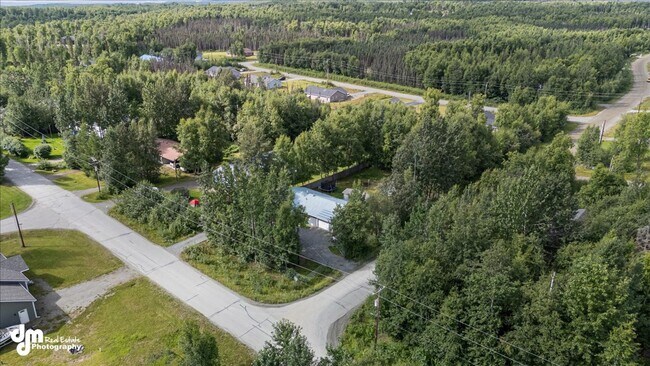 Building Photo - Cozy 3 bedroom 2 bath home w/ fully fenced...