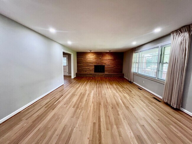 Building Photo - STUNNING home with fully finished BASEMENT!!!