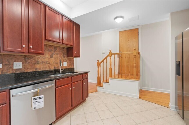 Building Photo - 6750 N Greenview Ave