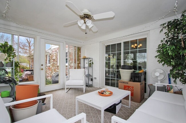 Building Photo - 427 Elizabeth Lake Dr