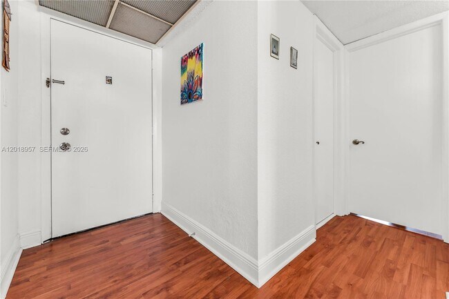 Building Photo - 525 Coral Wy
