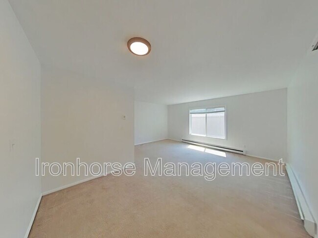 Building Photo - 515 S 15th Ave