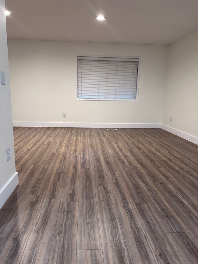 Building Photo - Southhill Duplex