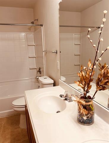 Building Photo - 9100 Warren Dr