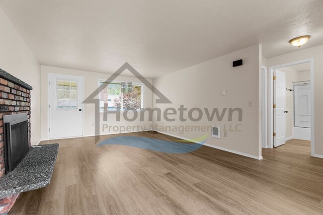 Building Photo - 2 Bedroom 1 Bath Home with Attached Garage...