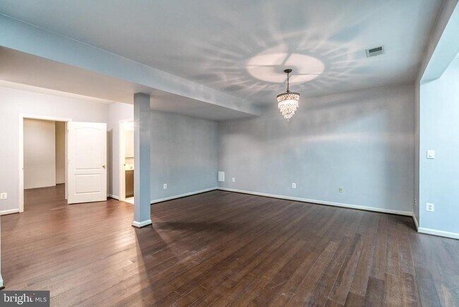 Building Photo - 43619 Dunhill Cup Square