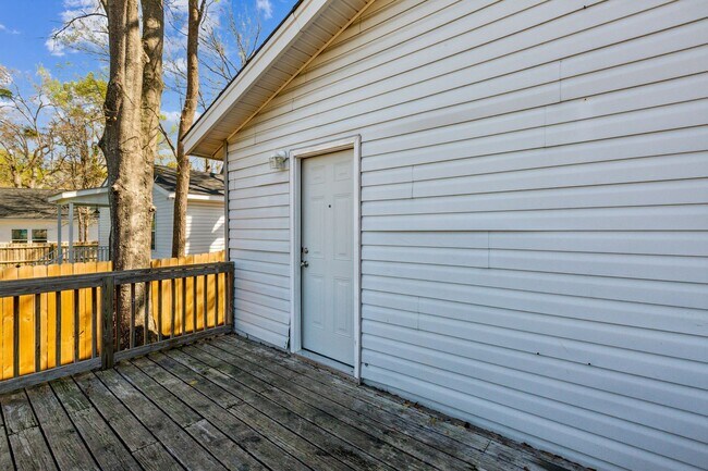 Building Photo - Chic & Modern North Charleston Home with Spacious Backyard