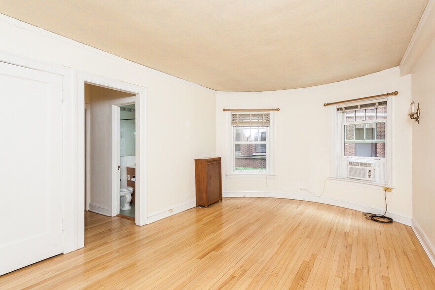 Building Photo - 2328 N Lincoln Park W