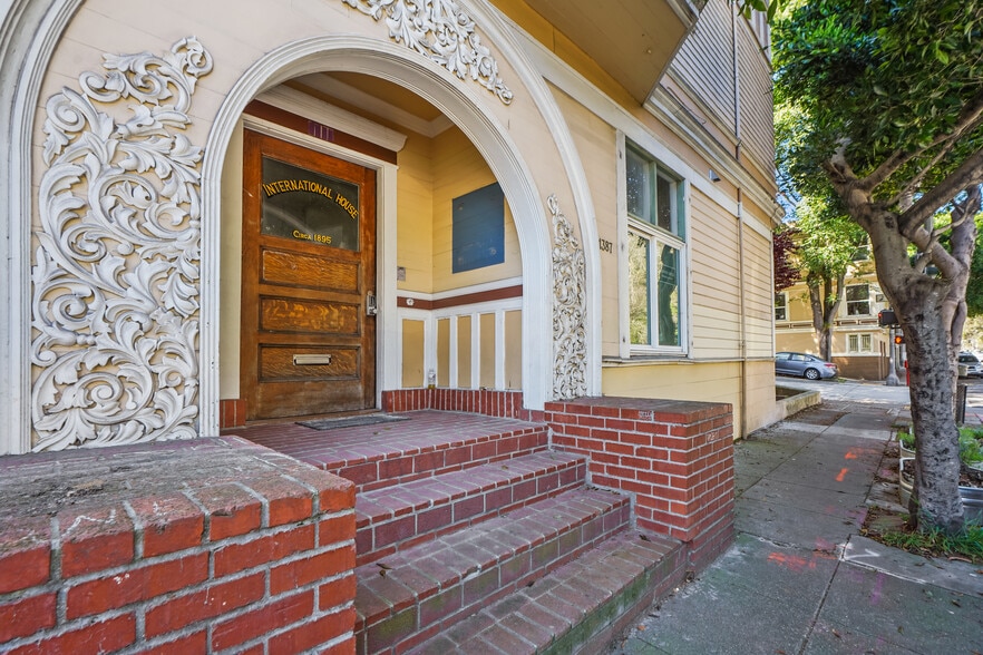 Building Photo - 1387 Oak St