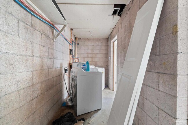 Building Photo - 8 Goodman Ln