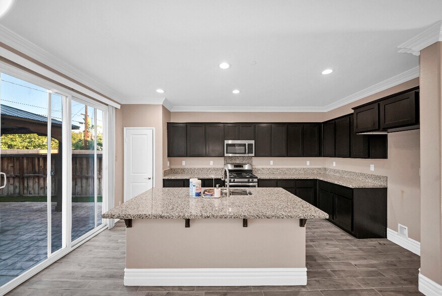 Building Photo - 4367 Amanecer Dr