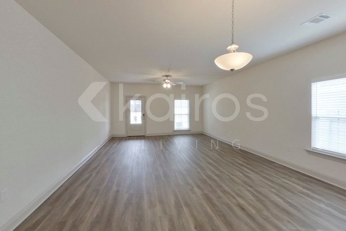Building Photo - 8118 S Hendrick Dr