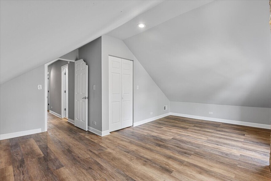 Building Photo - 1752 W 21st Pl