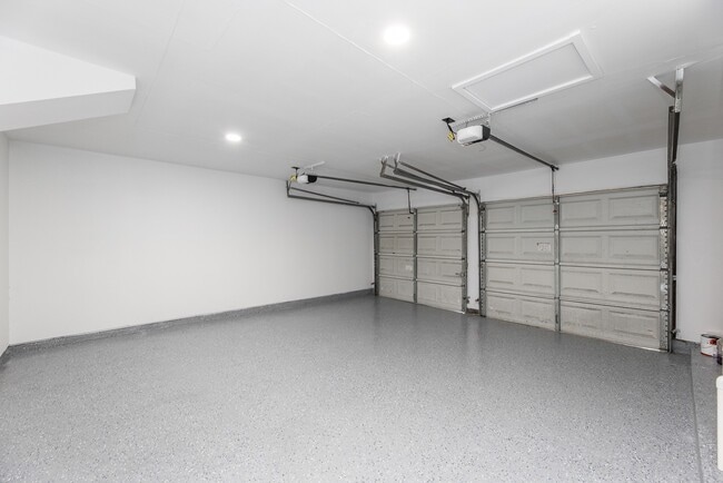 Building Photo - 1109 E Columbia Ln