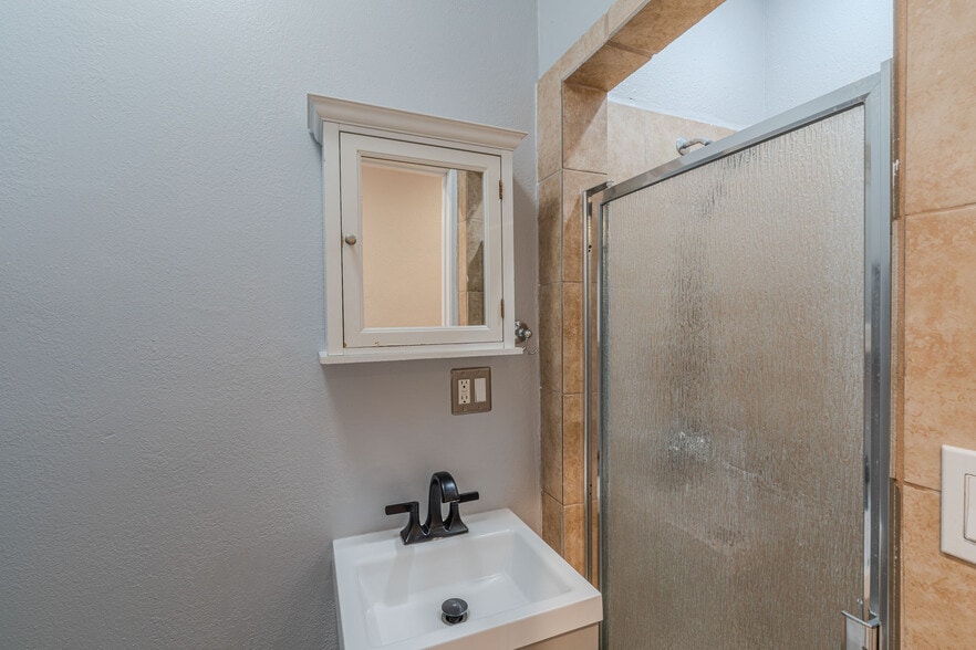 Building Photo - 146 W 57th St