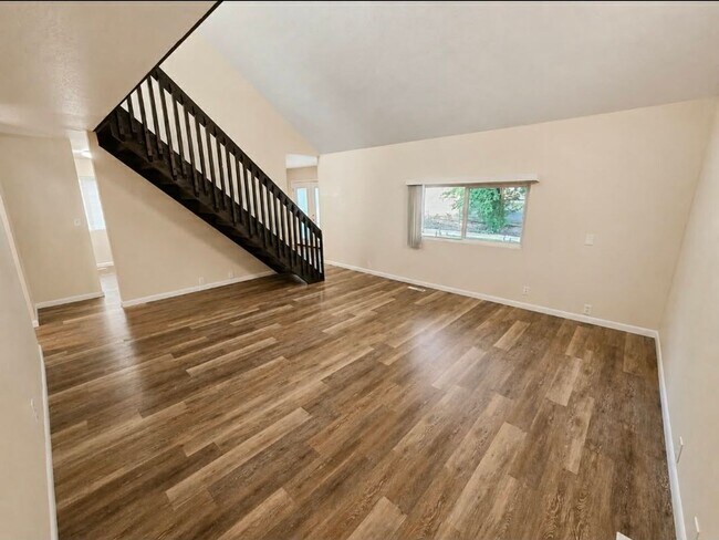 Building Photo - 2532 W 3rd St