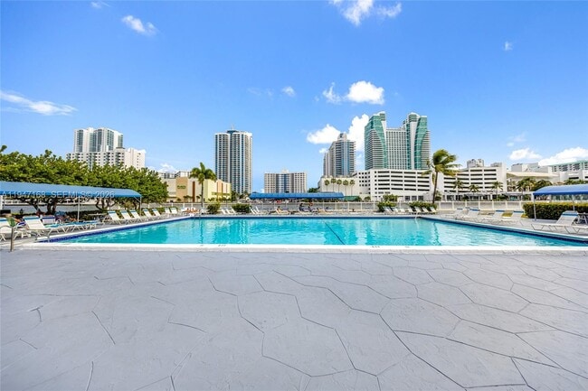 Building Photo - 600 Parkview Dr