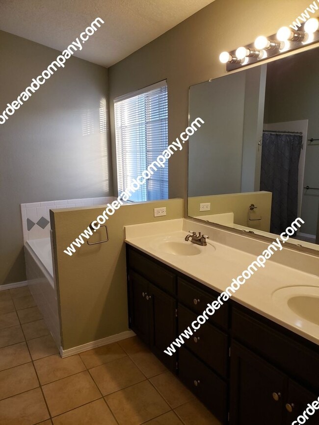 Building Photo - Beautiful 3 Bedroom, 2 Bathroom, 3 Car Gar...