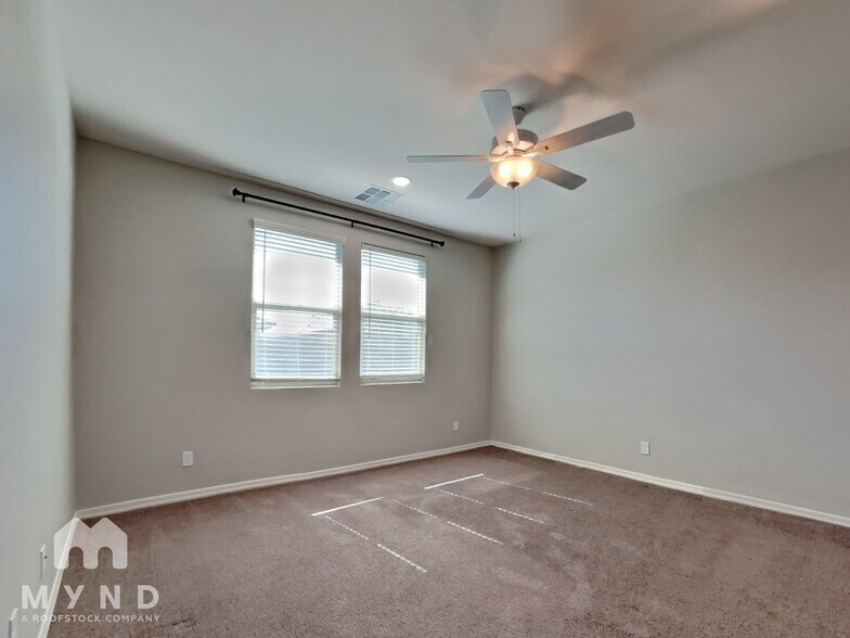 Building Photo - 15093 W Latham St