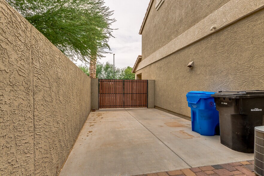 Building Photo - 1326 E Macaw Dr
