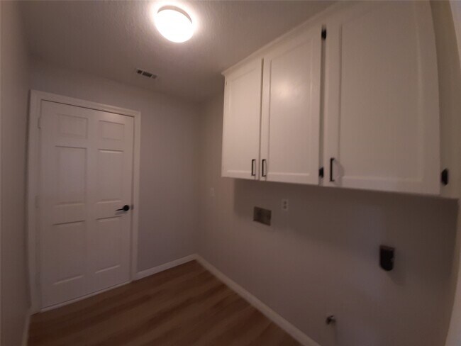 Building Photo - 5310 Glenmere Ln